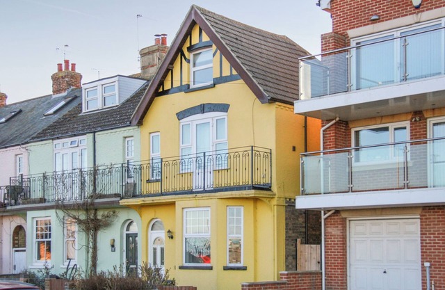 Easy stroll to the sandy beach with harbour views to watch the ships arrive.