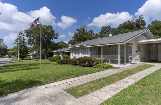 Easy walk 5 blocks to downtown dining & shopping. 2 BR, 2 Bath, POOL