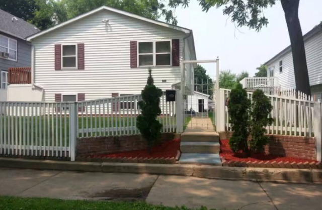 Eben-Ezer House, 7 mins to The Naval Base.