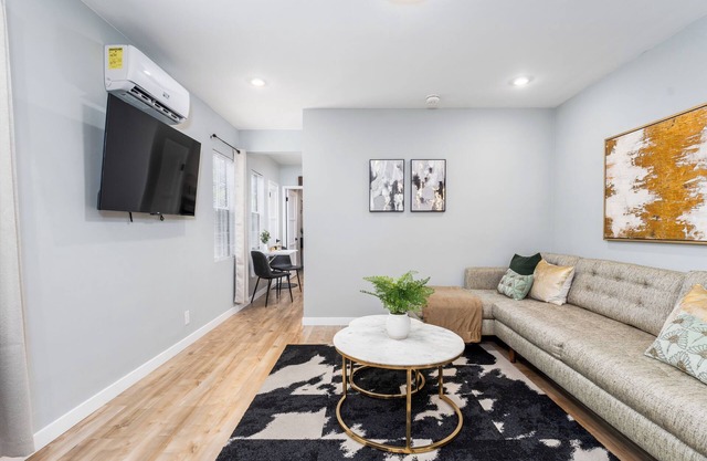 Echo Park Haven: 1 BR LA Chic Retreat