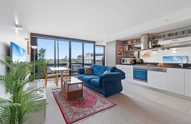 Eclectic 1-Bed Apartment with Pool and Gym