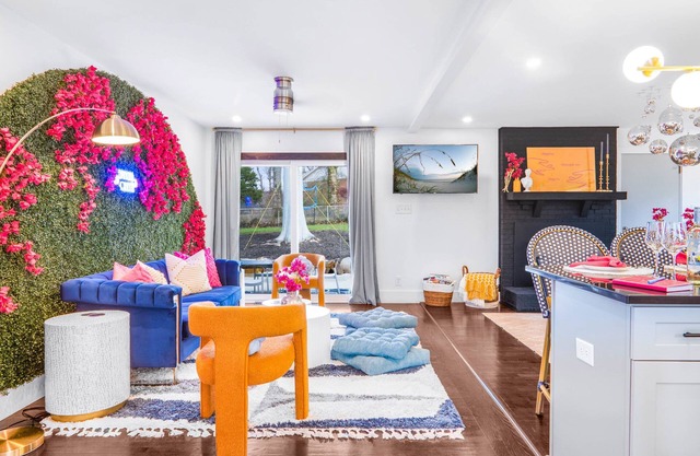 Eclectic Escape: 3bd - Backyard - 10min to Airport