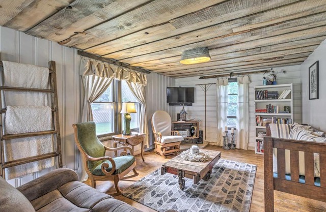 Eclectic Ladysmith Hideaway Hike and Hunt!