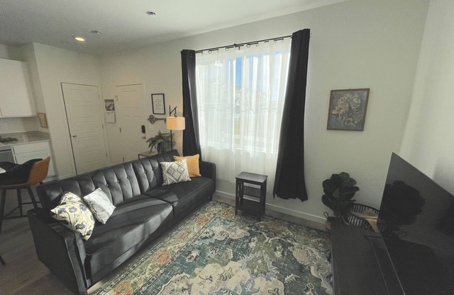 Eclectic relaxing townhome with plenty of space in Johnstown