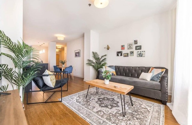 Eclectic Vibes | Steps to Shops & Cafes