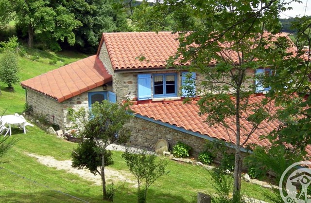Eco-Friendly Cottage 10 min from Skiing with Wi-Fi in Peaceful Setting