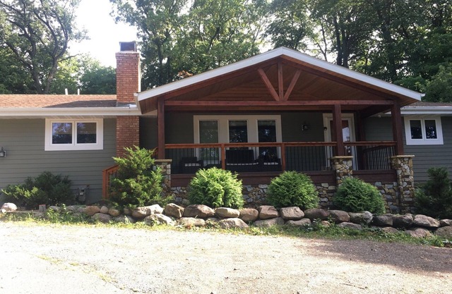Eco-Retreat getaway, loads of amenities! 4 bedrooms + full gym + large office!