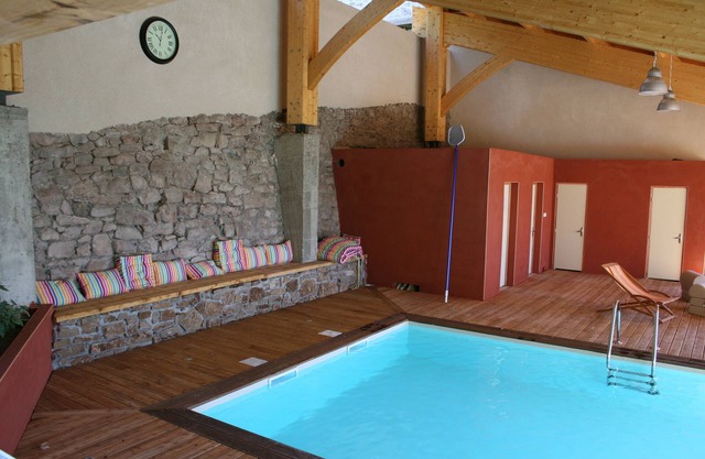 Ecological gîte- 4 stars 1055 m2 on one level- Heated swimming pool 4 pers. Wifi