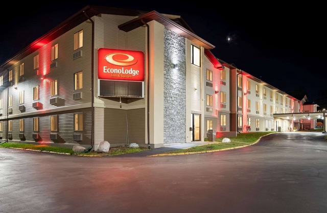 Econo Lodge Inn & Suites - Des Moines/Merle Hays Road