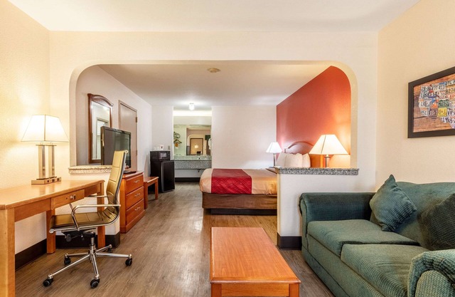 Econo Lodge Inn & Suites Memphis East