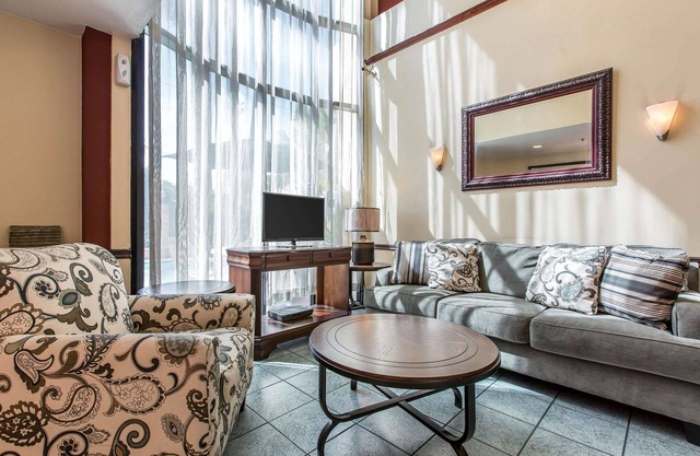 Econo Lodge Inn & Suites Riverside - Corona