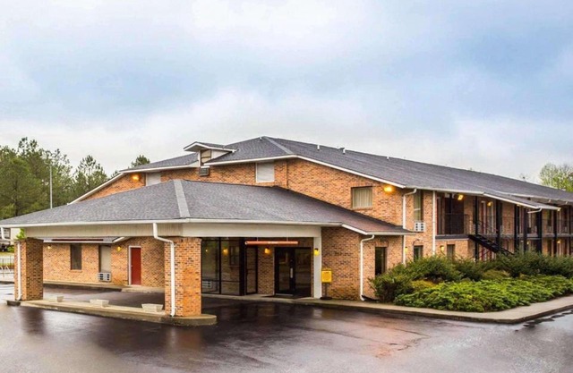 Econo Lodge Inn & Suites