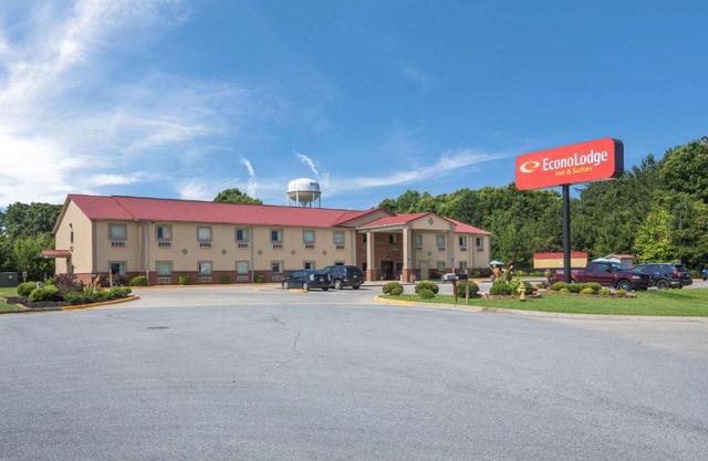 Econo Lodge Inn & Suites