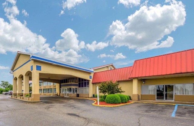 Econo Lodge Inn & Suites Triadelphia - Wheeling