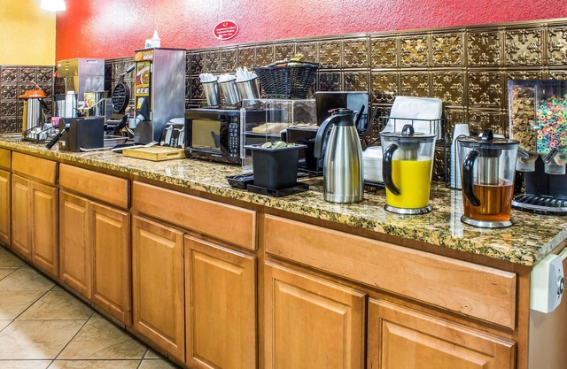 Econo Lodge Inn & Suites