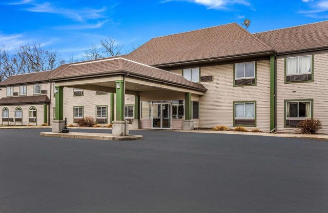 Econo Lodge Whitehall near Michigan's Adventure