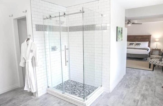 Eden House Vineyard- Viognier Room