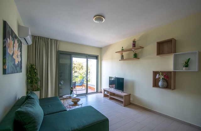 Eden's Sunflower - Luxury Spacious Apartment with Sea View