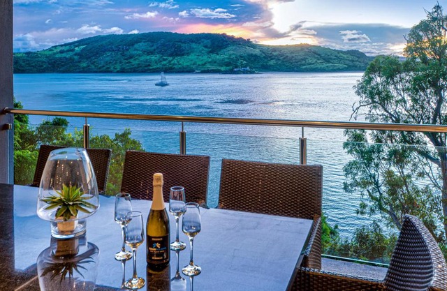 Edge 2 - Oceanfront Luxurious and Spacious 4 Bedroom Split Level Apartment with buggy and valet service