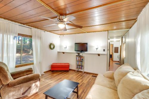 Edgemont Home with Deck about 9 Mi to Greers Ferry Lake!