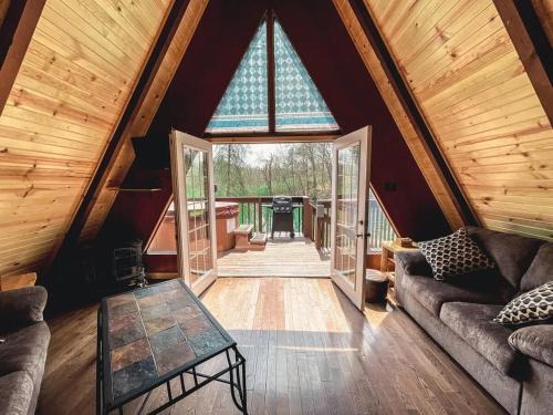 Edgewater Escape, Hocking Hills, Hot Tub, Pond