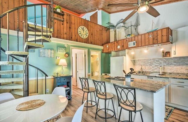 Edisto Island Condo with Balcony, Golf Course Views!