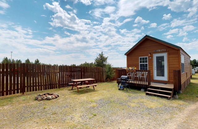 EF Foxtail Cabin * Wifi & Satellite Access, Bbq Grill, Sleeps 4, Fire Pit, 32 Miles to Yellowstone