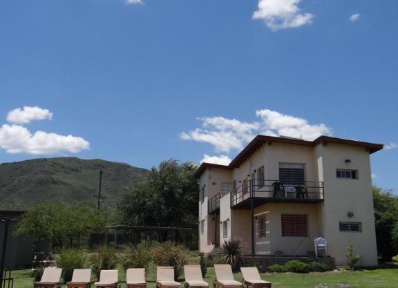 El algarrobo escondido