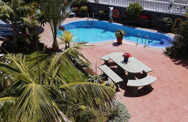 El Médano Apartment with Stunning Pool Views