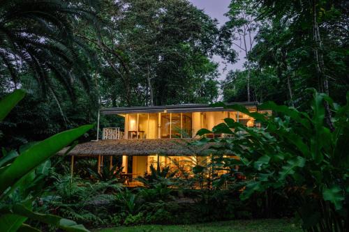 El Oasis-Beachfront paradise