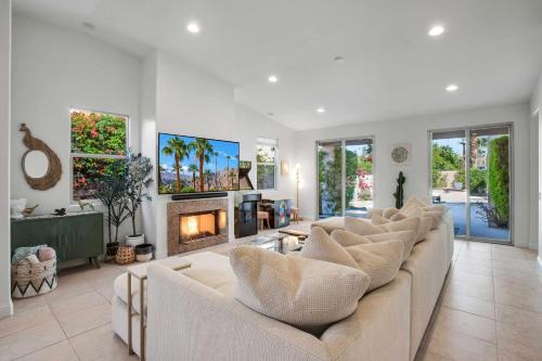 El Paseo Paradise 3BR Desert Oasis with pool & spa