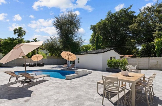 El Portal Oasis with Pool, BBQ, 3BR, Studio Gem