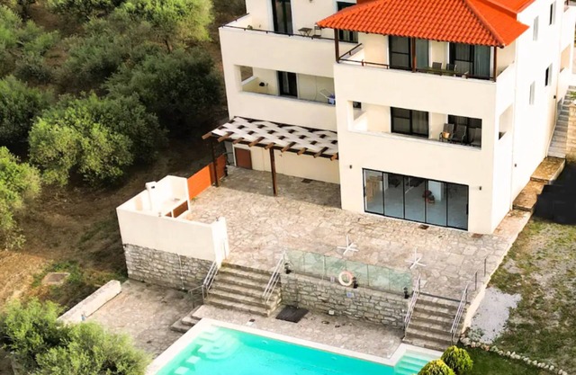 Elarchon Villa with 6 Bedrooms & Private Pool& Gym-Playroom