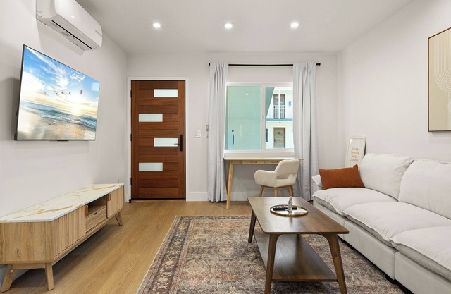 Elegant 1BR/1BA in Westwood with W/D in Bldg +Parking