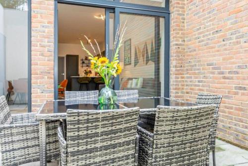 Elegant 2 Beds, 2 Baths Flat with Private Terrace, High-End Finishes and Chic Furnishings