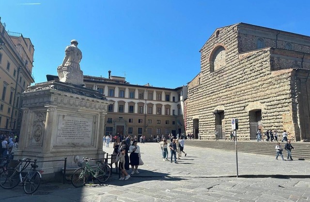 Elegant 3-Bedroom Apartment Overlooking Florence's Arcades