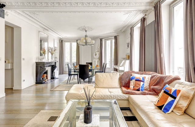 Elegant 3BR Arc de Triomphe