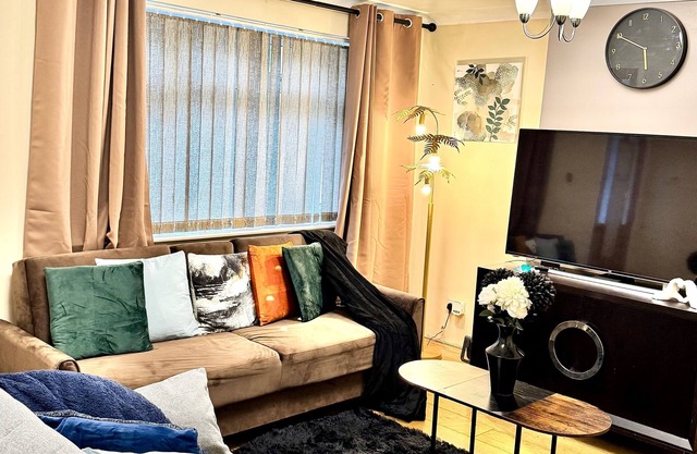 Elegant 3Br w/Free Parking, Garden, Pet Friendly