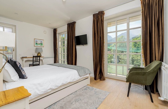 Elegant 6-Bedroom Lodge with Sauna, Hot Tub & Mountain Views near Bran Castle