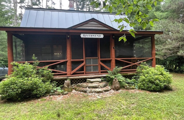 Elegant and cozy log cabin combines vintage design with contemporary luxury