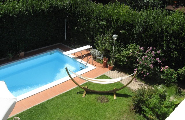 Elegant city apt., private swimming pool, parking,bikes, wifi, terrace