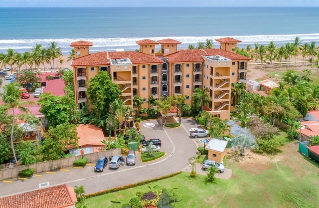 Elegant Condo on Beachfront Property with Shared pool, Ocean Views, and WiFi