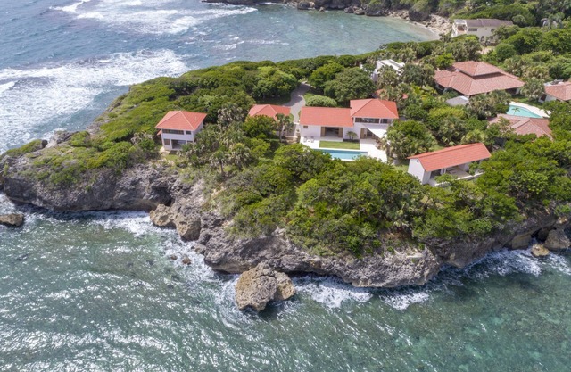 ELEGANT, CONTEMPORARY OCEANFRONT VILLA ON ITS OWN PRIVATE PENINSULA