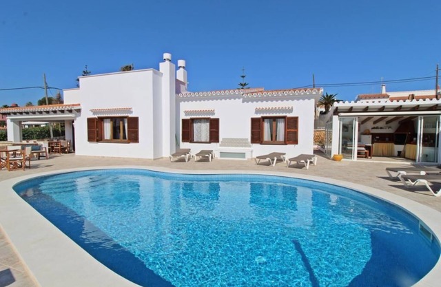 Elegant villa a stone's throw from the beach and with private pool