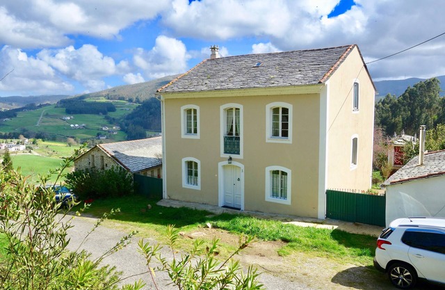 Elegant Villa with lush, private, enclosed garden, close to culture and beaches!