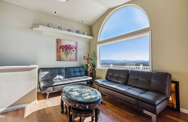 Elegant Escape (4-Bedroom Home) - Handicap accessible by RedAwning