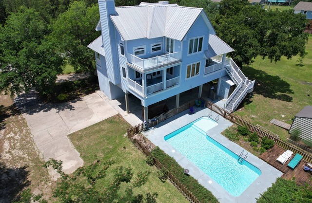 Elegant Escape: Pool-Gourmet-Kitchen-Elevator