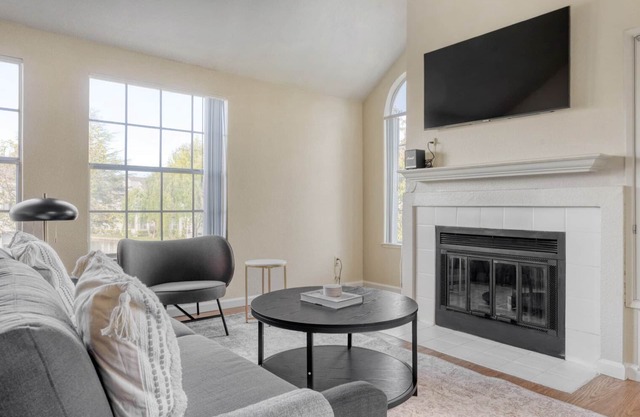 Elegant Foster City 2BR w/Gym, 2 Pools & W/D, near VISA, by Blueground