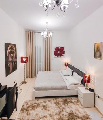 Elegant Fresh 1BR with Heated Pool, just steps from Mall, Restaurants & Fitness center
