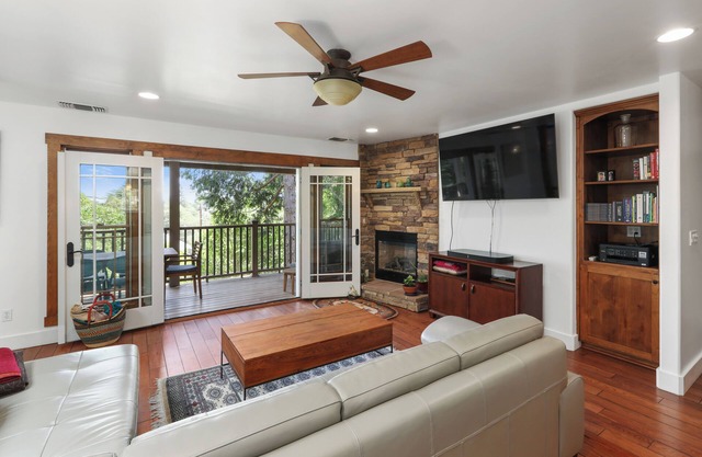 Elegant Home minutes from American River+Downtown: decks + hot tub